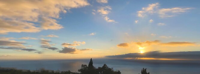 Trip Kosovo Insel Urlaub - La Palma macht ihrem Beinamen, die Schöne, alle Ehre. Das Kleinod im Atlantik erstrahlt in sattem Grün, verziert mit hübschen landestypischen Villen in den weit gestreuten Dörfern, eingerahmt von weichen Wellen des dunkelblauen atlantischen Ozeans, am Himmel ziehen malerische Formationen, bauschiger weißer Schäfchenwolken. Eine Bilderbuchidylle zum Verlieben. Die beliebtesten Orte für La Palma Ferien, locken mit besten Angebote für Hotels und Ferienunterkünfte mit Werbeaktionen, Rabatten, Sonderangebote für La Palma Urlaub buchen. Reisedaten eingeben und Hotel Flug Mietwagen Attraktionen Taxis für eine La Palma Reise flexibel buchen. Sollten sich die Pläne ändern, sind viele der Unterkünfte und Zimmer auf La Palma kostenfrei stornierbar.